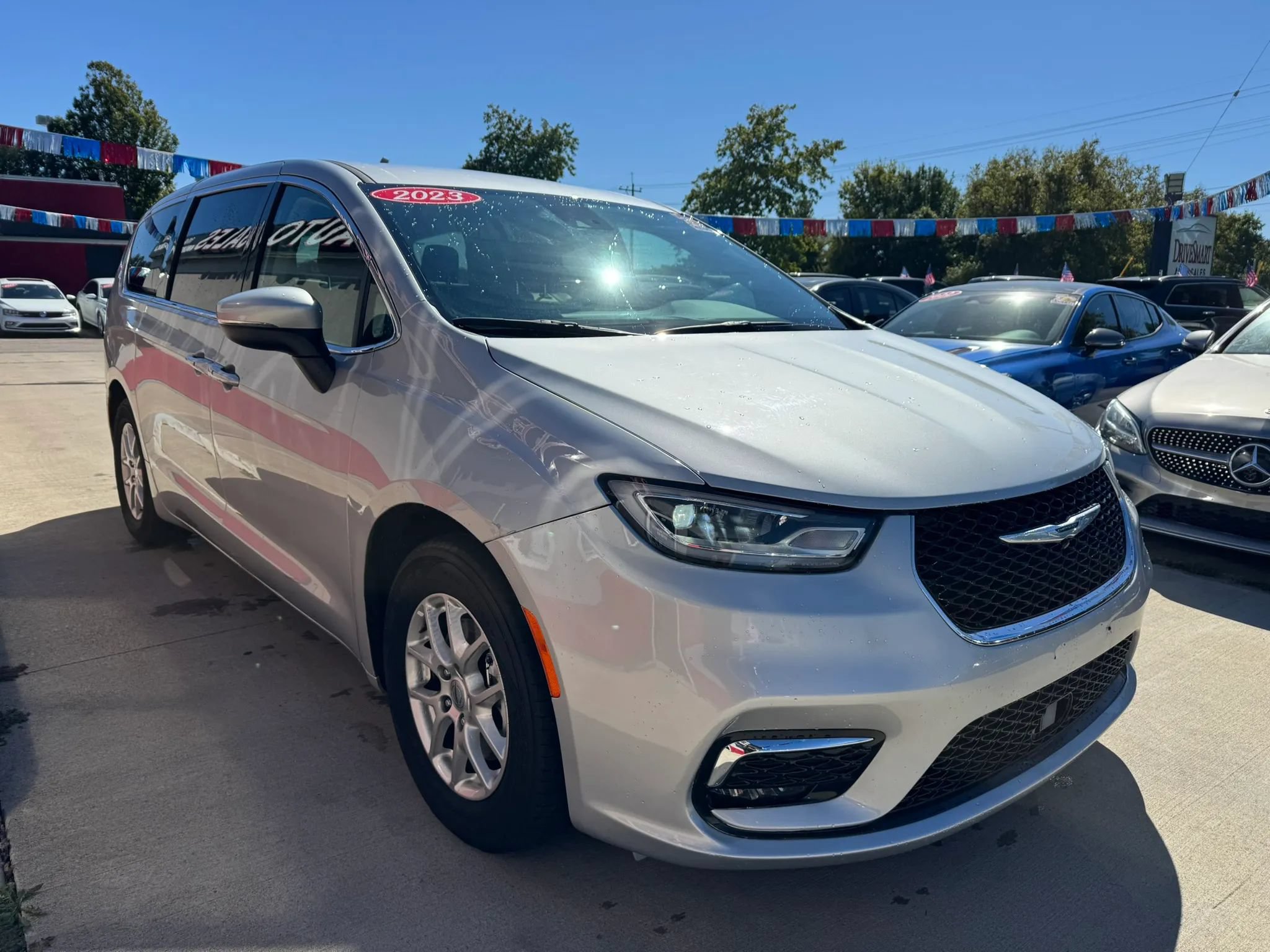 Used 2023 Chrysler Pacifica Touring-L FWD image 3