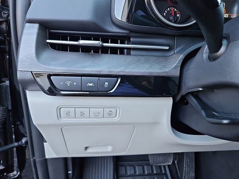 Used 2024 Kia Carnival EX image 13