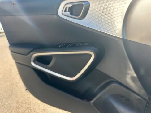 Used 2025 Kia Soul LX FWD image 22
