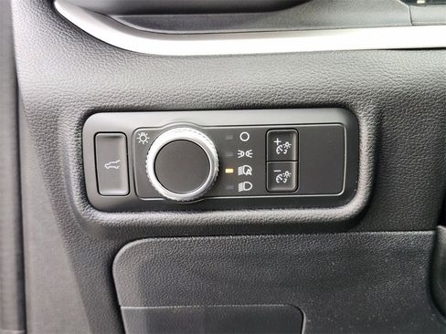 Used 2022 Ford Explorer XLT image 25