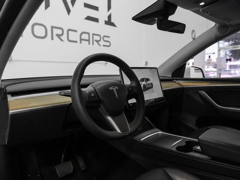 Used 2022 Tesla Model Y Long Range image 3