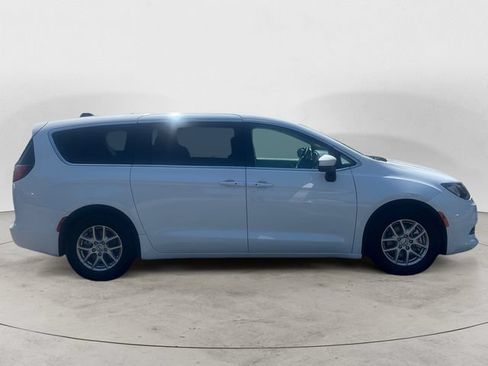 Used 2023 Chrysler Voyager LX FWD image 6