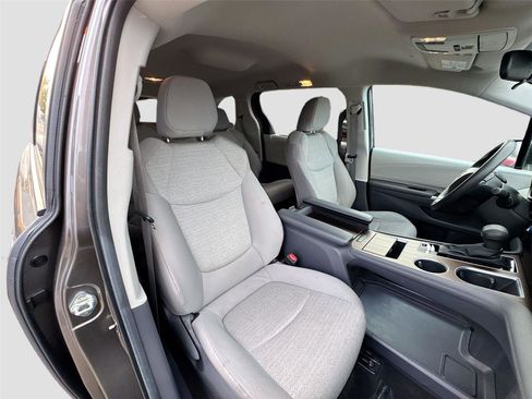 Used 2024 Toyota Sienna LE image 29