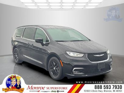 Certified 2025 Chrysler Pacifica Select