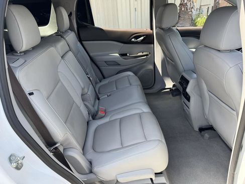 Used 2019 GMC Acadia SLT image 19