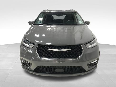 Used 2022 Chrysler Pacifica Touring-L AWD/4WD image 3