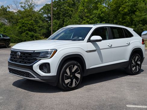 Used 2025 Volkswagen Atlas Cross Sport SE w/ Panoramic Sunroof Package FWD image 5