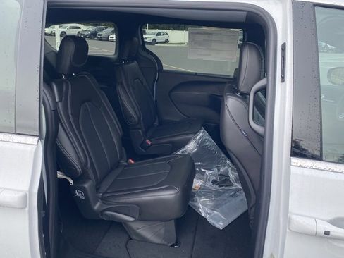 New 2026 Chrysler Pacifica Select image 48