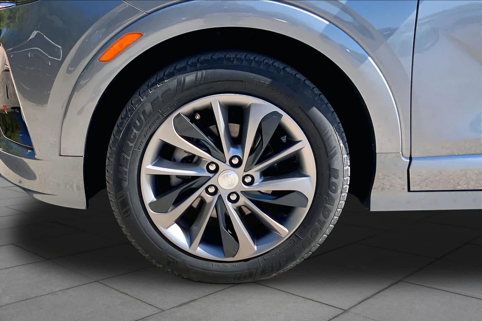 Used 2022 Buick Encore GX Select w/ Sport Touring Package FWD image 11
