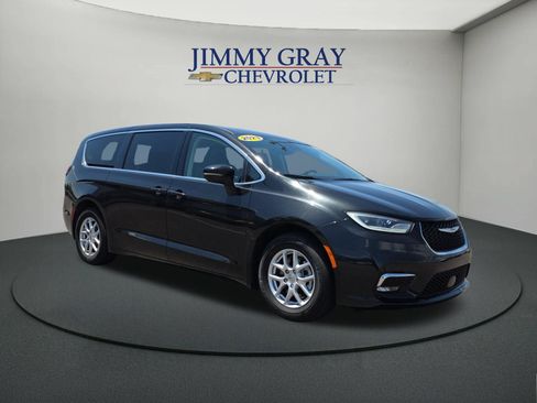 Used 2023 Chrysler Pacifica Touring-L FWD image 7