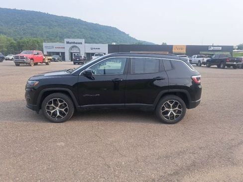 Used 2024 Jeep Compass Latitude AWD/4WD image 7