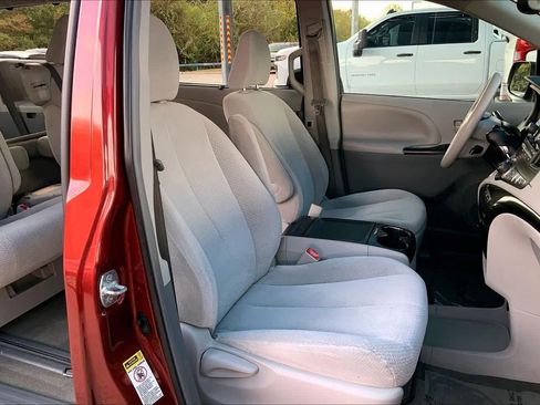 Used 2013 Toyota Sienna LE image 7