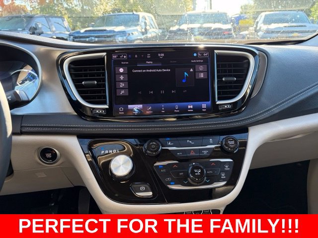 Used 2024 Chrysler Pacifica Limited FWD image 22