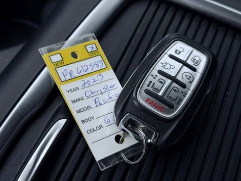 Used 2023 Chrysler Pacifica Touring-L FWD image 42