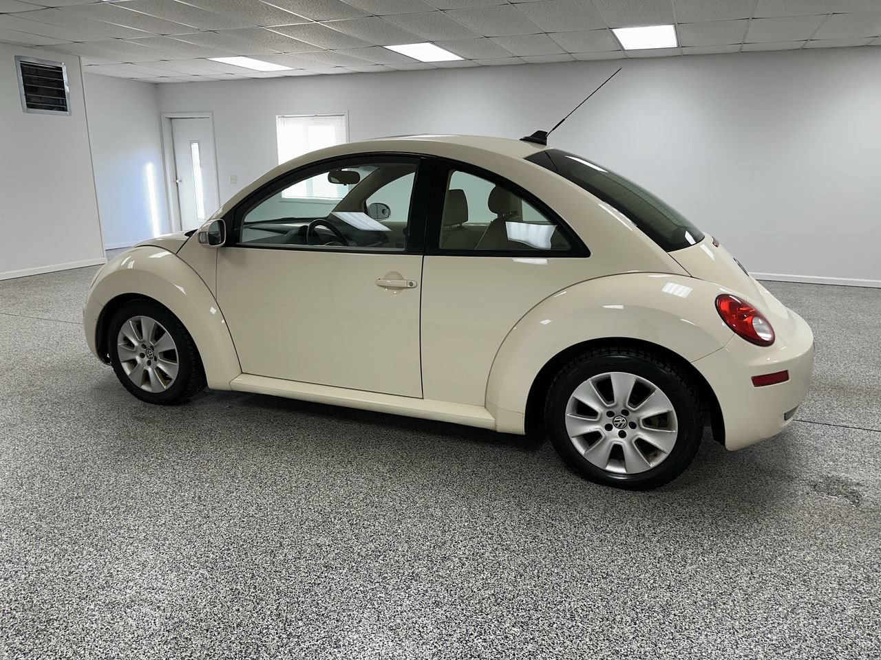 Used 2009 Volkswagen Beetle S FWD image 6