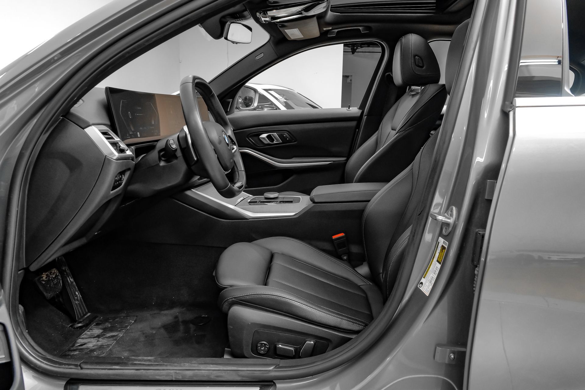 Used 2025 BMW 330i Sedan RWD image 4