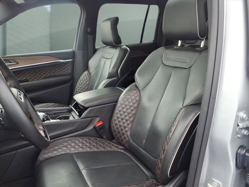 Used 2022 Jeep Grand Cherokee Summit w/ Luxury Tech Group V AWD/4WD image 15