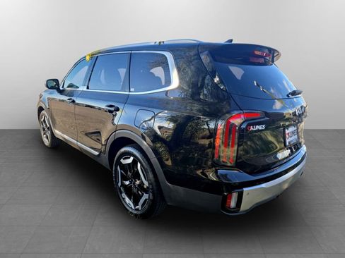Used 2024 Kia Telluride EX w/ EX Captain's Chair Package image 9