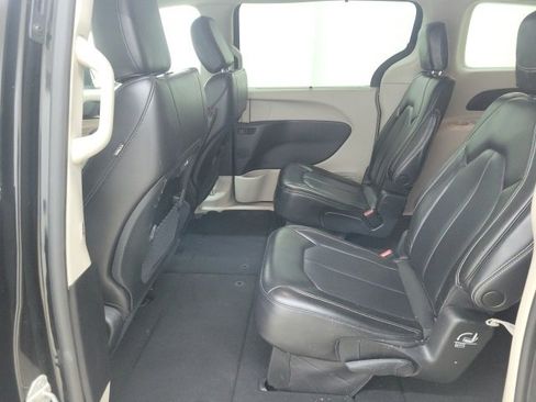 Used 2023 Chrysler Pacifica Touring-L image 18