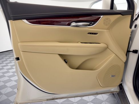 Used 2017 Cadillac XT5 Luxury w/ Driver Awareness Package FWD image 14