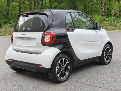 Used 2017 smart fortwo passion RWD image 4