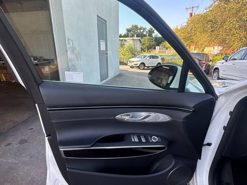 Used 2025 Genesis GV70 2.5T AWD/4WD image 11