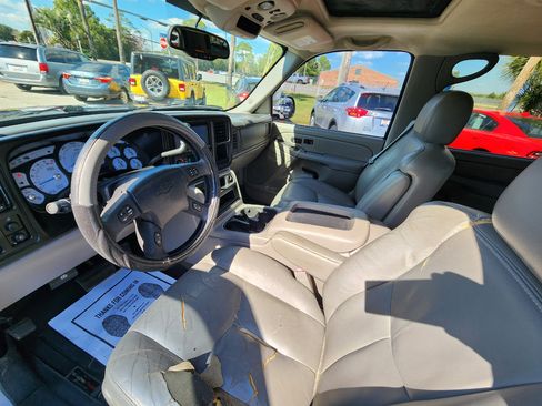 Used 2005 Chevrolet Avalanche Z71 w/ Sun And Sound Package image 9