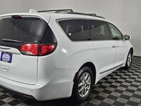 Used 2020 Chrysler Pacifica Touring-L image 4
