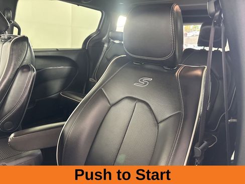 Used 2025 Chrysler Pacifica Limited image 10
