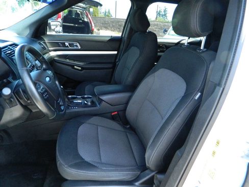 Used 2017 Ford Explorer XLT image 12