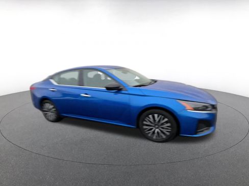 Used 2025 Nissan Altima 2.5 SV image 2