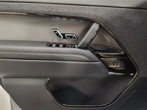 Used 2025 Land Rover Range Rover Sport SE image 23