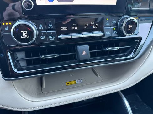 Used 2025 Toyota Highlander XLE FWD image 26