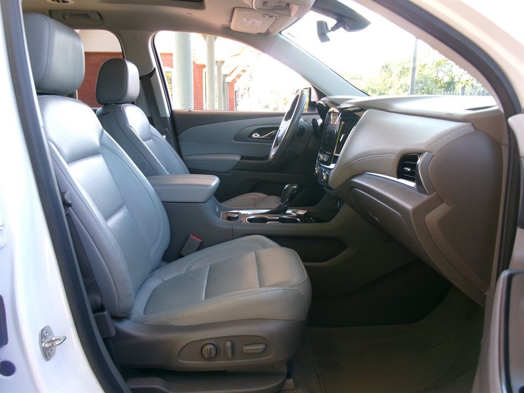 Used 2020 Chevrolet Traverse Premier FWD image 14