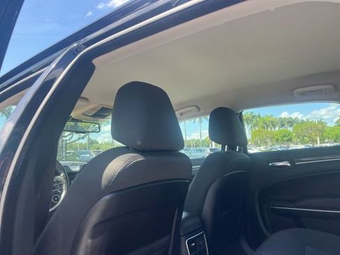 Used 2019 Chrysler 300 Touring w/ Chrome Appearance Package RWD image 22