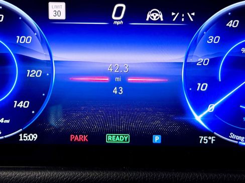 Used 2024 Mercedes-Benz EQB 300 4MATIC image 26