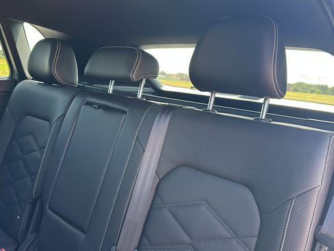 Used 2024 Volkswagen Atlas Cross Sport SE image 19