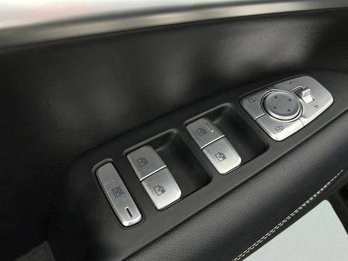 Used 2025 Genesis G70 2.5T RWD image 9