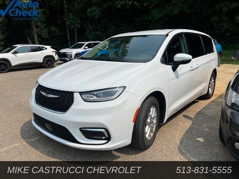 Used 2023 Chrysler Pacifica Touring-L FWD image 1
