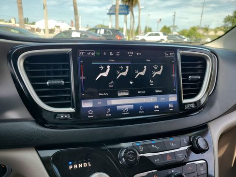 Used 2023 Chrysler Pacifica Touring-L FWD image 23