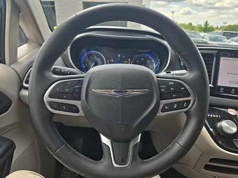 Used 2023 Chrysler Pacifica Touring-L FWD image 13