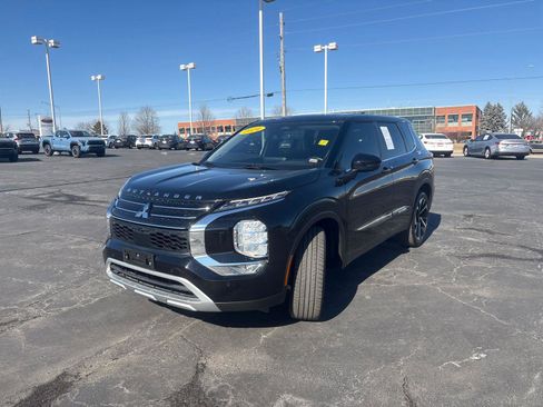 Used 2024 Mitsubishi Outlander SE image 3