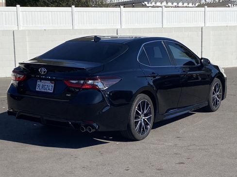 Used 2022 Toyota Camry SE image 3