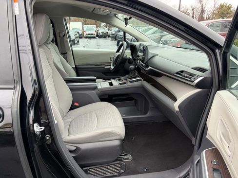 Used 2024 Toyota Sienna LE image 32