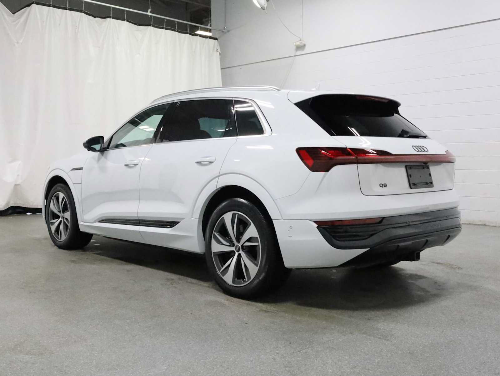 Used 2024 Audi Q8 e-tron Premium Plus AWD/4WD image 3