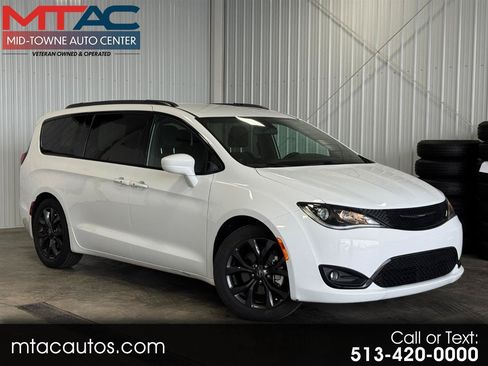 Used 2018 Chrysler Pacifica Touring Plus w/ S Appearance Package FWD image 1