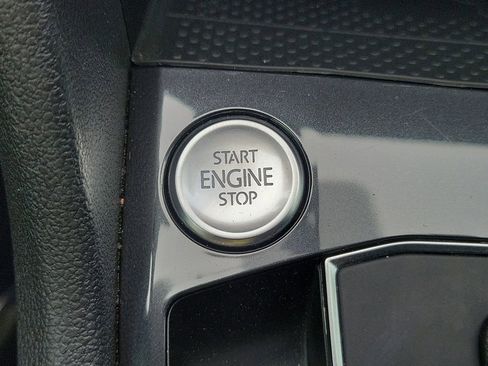 Used 2020 Volkswagen Tiguan SE image 35