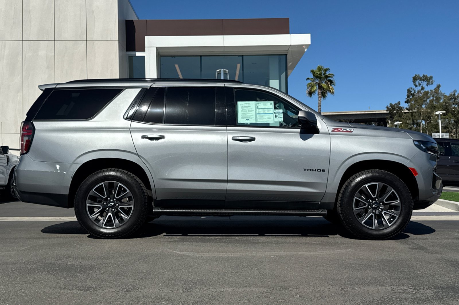 Used 2023 Chevrolet Tahoe Z71 w/ Luxury Package AWD/4WD image 2