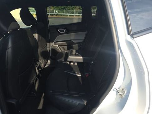 Used 2025 Jeep Compass Limited AWD/4WD image 9