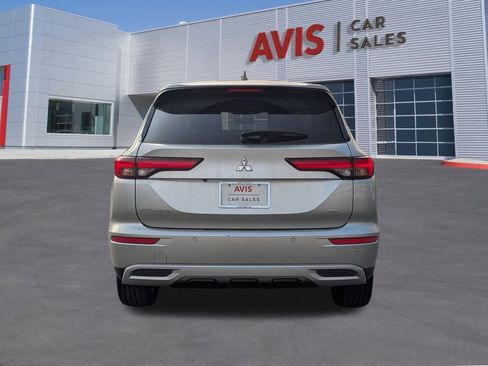 Used 2024 Mitsubishi Outlander SE image 5